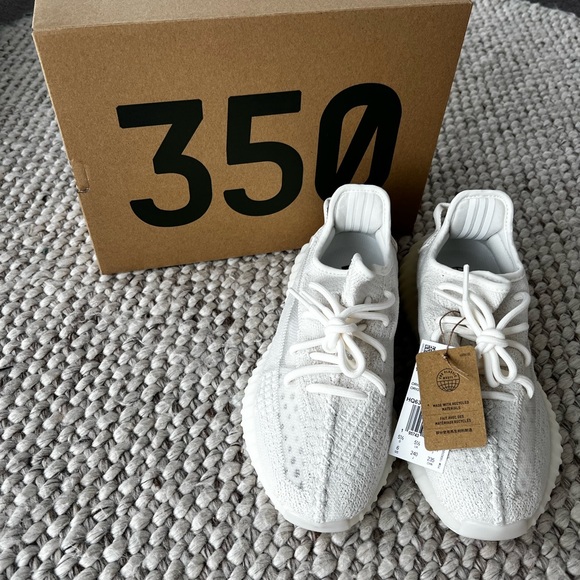 YEEZY BOOST V2 US 6 Authentic 🤍 - Picture 3 of 5